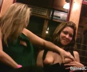 Geile stoute meisjes flashen hun geweldige tieten in het openbaar