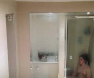 Studente stiekem gefilmd tijdens het douchen en masturberen